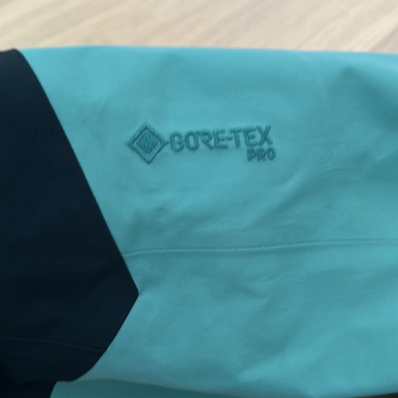 Arc’Teryx Rush snowboarding/ski jacket - Picture 6 of 10